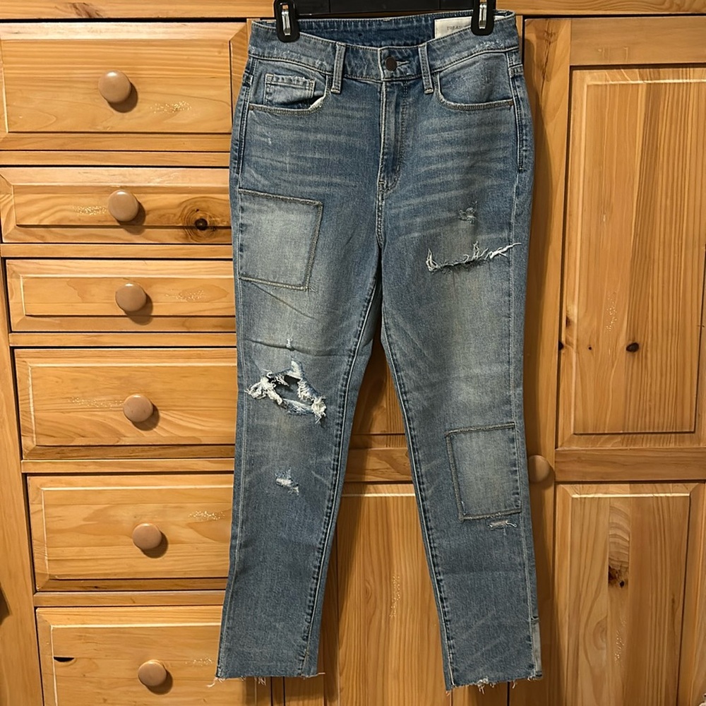 Treasure & Bond distressed straight leg jean. NWOT size 28